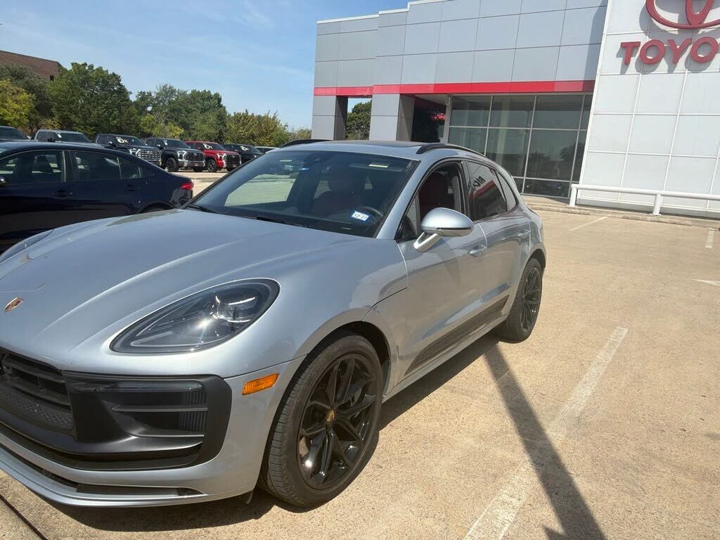 2026 PORSCHE Macan