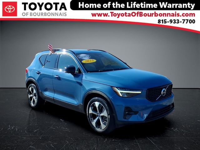 2023 VOLVO XC40
