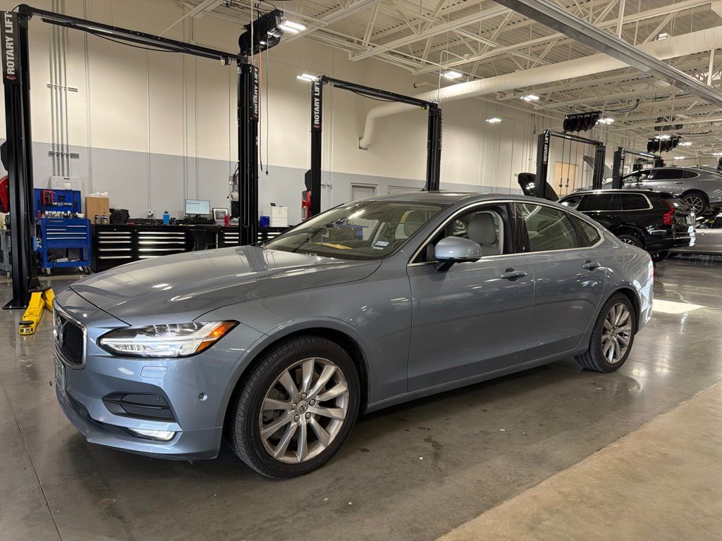 2017 VOLVO S90