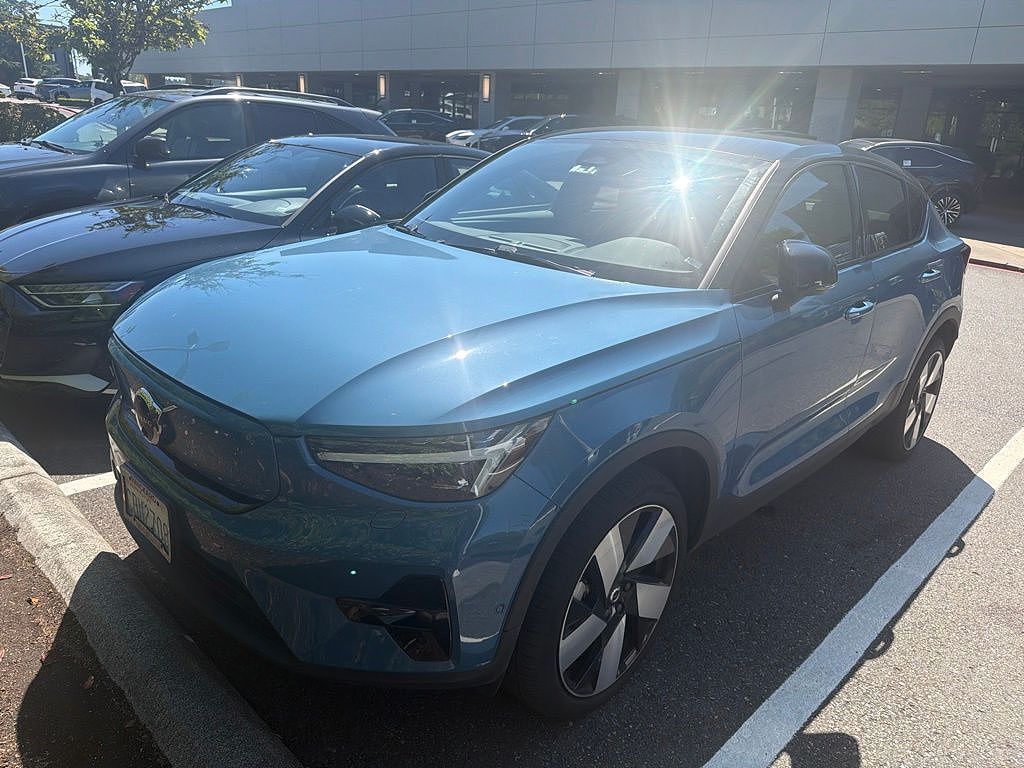 2022 VOLVO C40