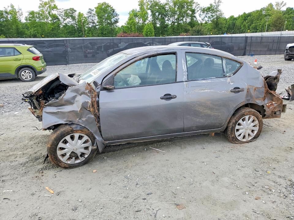 2016 NISSAN Versa