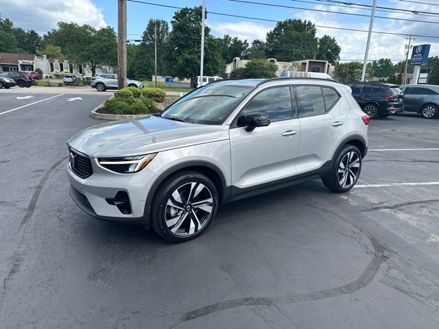 2024 VOLVO XC40