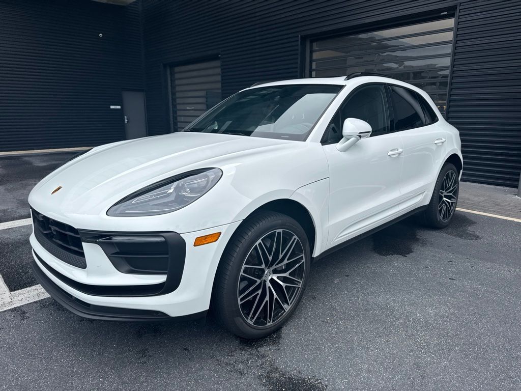 2026 PORSCHE Macan