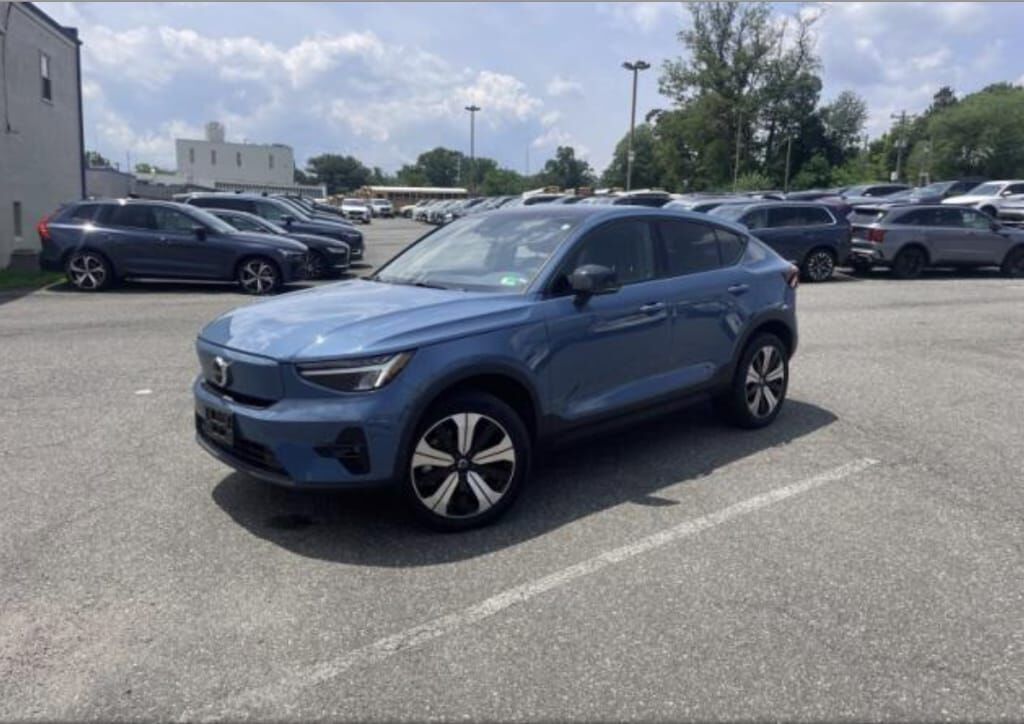 2023 VOLVO C40