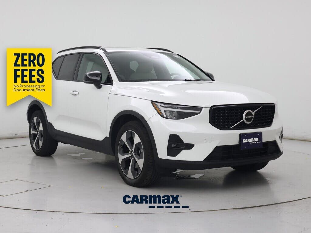 2023 VOLVO XC40
