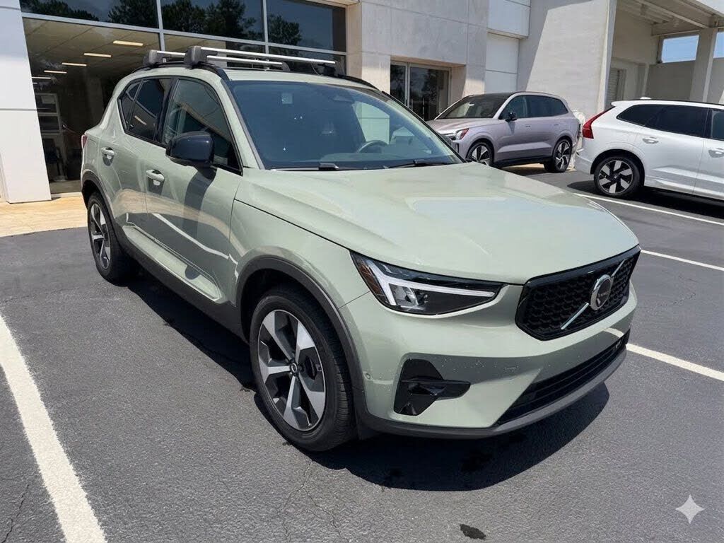 2025 VOLVO XC40