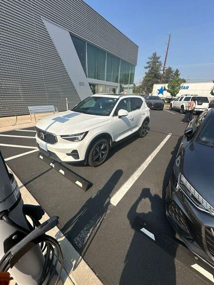 2025 VOLVO XC40