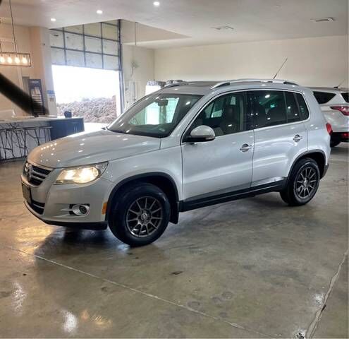 2011 VOLKSWAGEN Tiguan