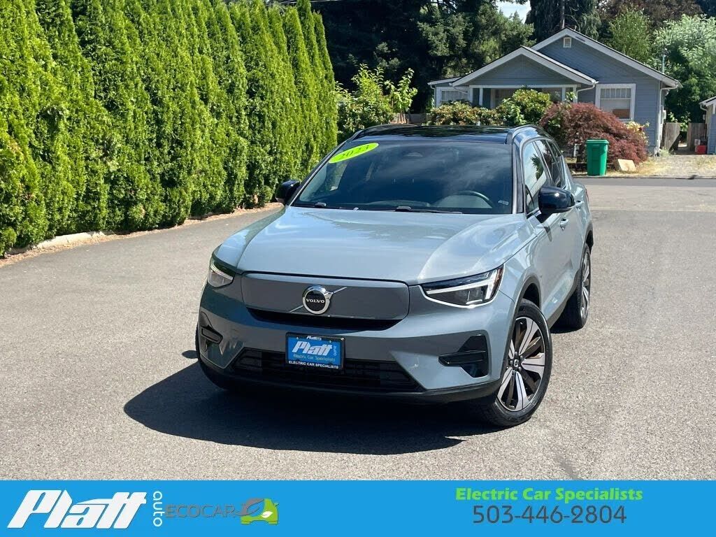 2023 VOLVO XC40