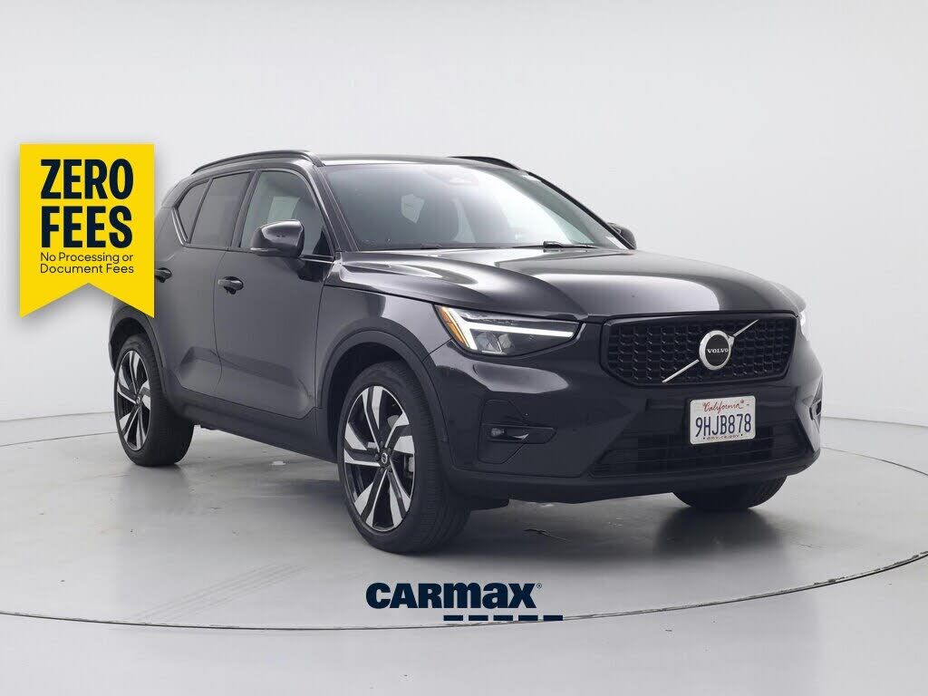 2023 VOLVO XC40