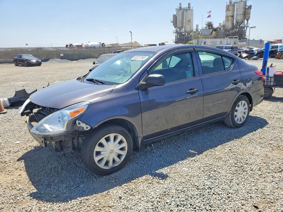 2015 NISSAN Versa