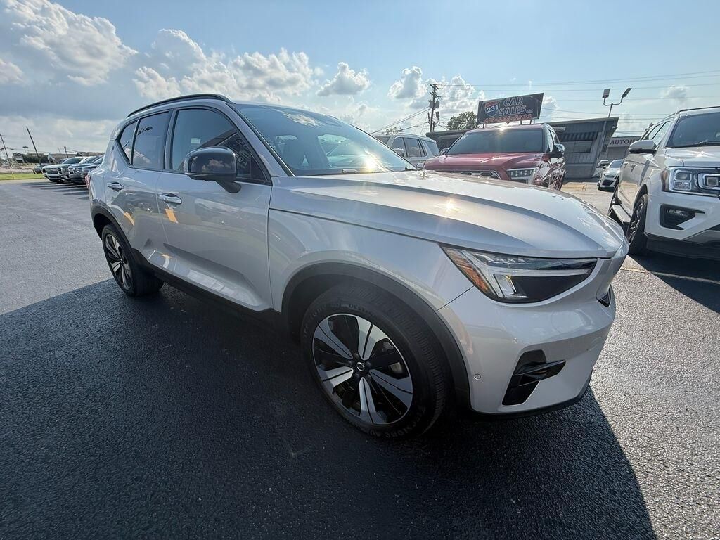 2023 VOLVO XC40
