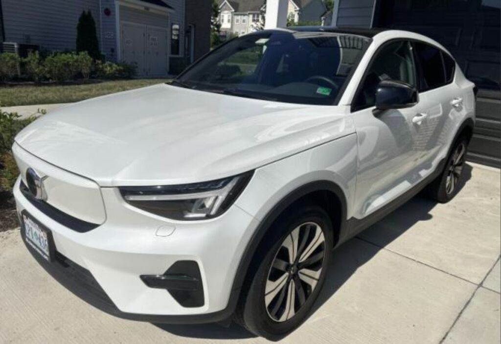 2023 VOLVO C40