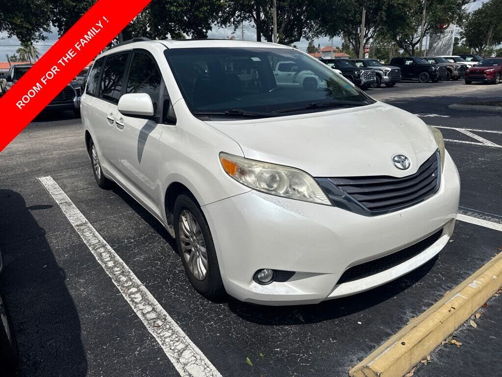 2017 TOYOTA Sienna