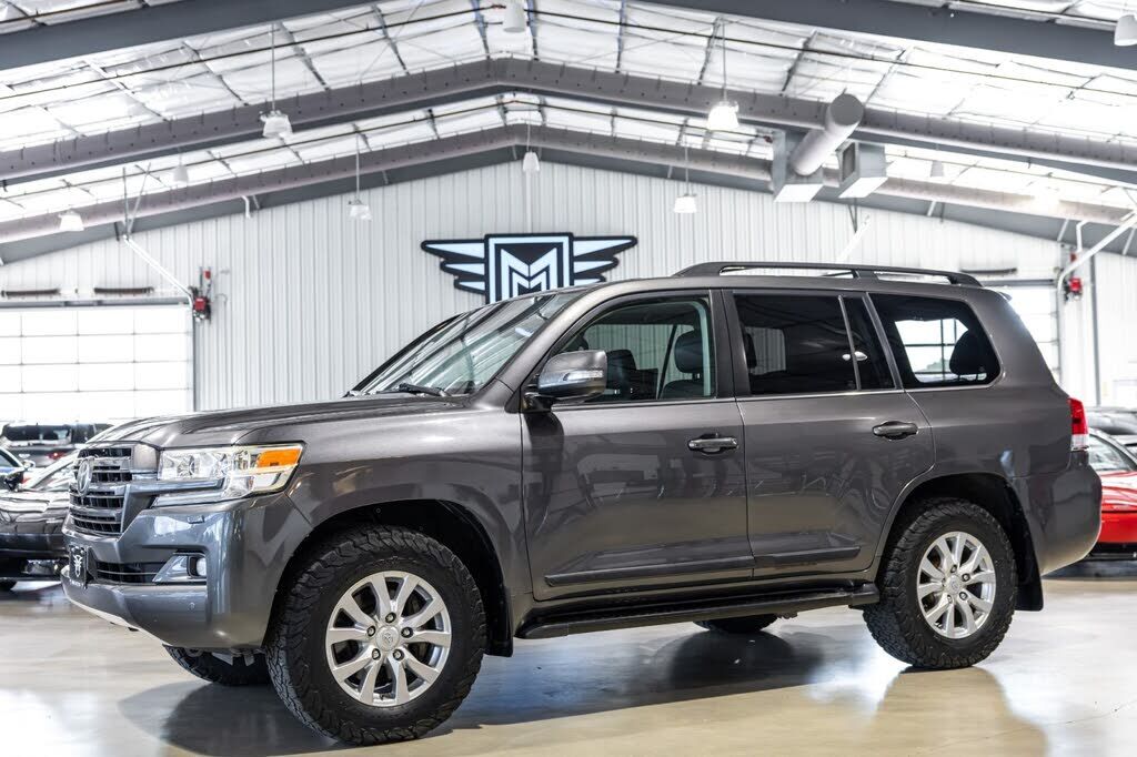 2017 TOYOTA Land Cruiser