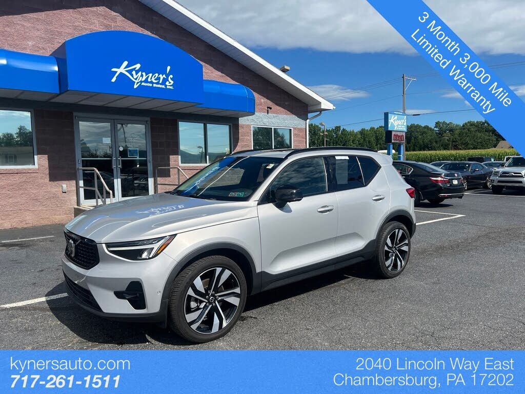 2023 VOLVO XC40