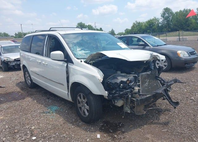 2013 CHRYSLER Town and Country