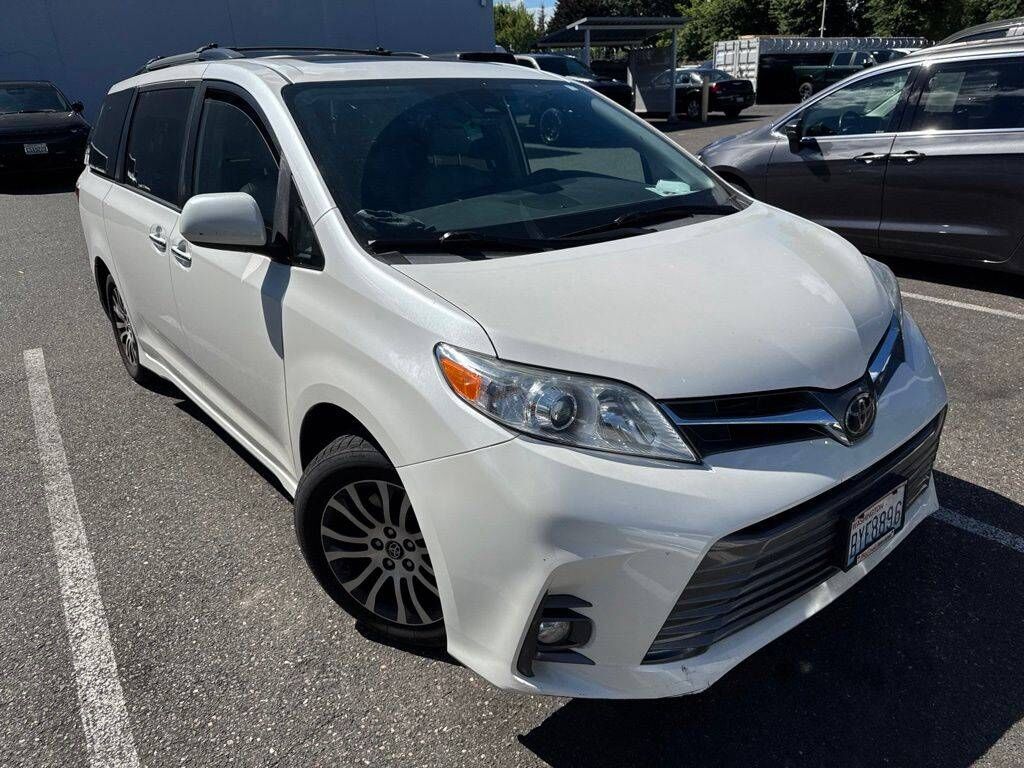 2019 TOYOTA Sienna