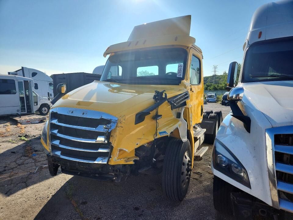 2020 FREIGHTLINER New Cascadia 126" Day cab