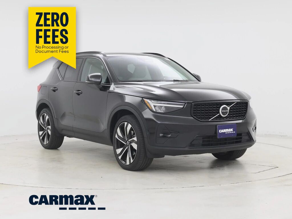 2023 VOLVO XC40