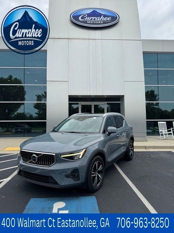 2023 VOLVO XC40