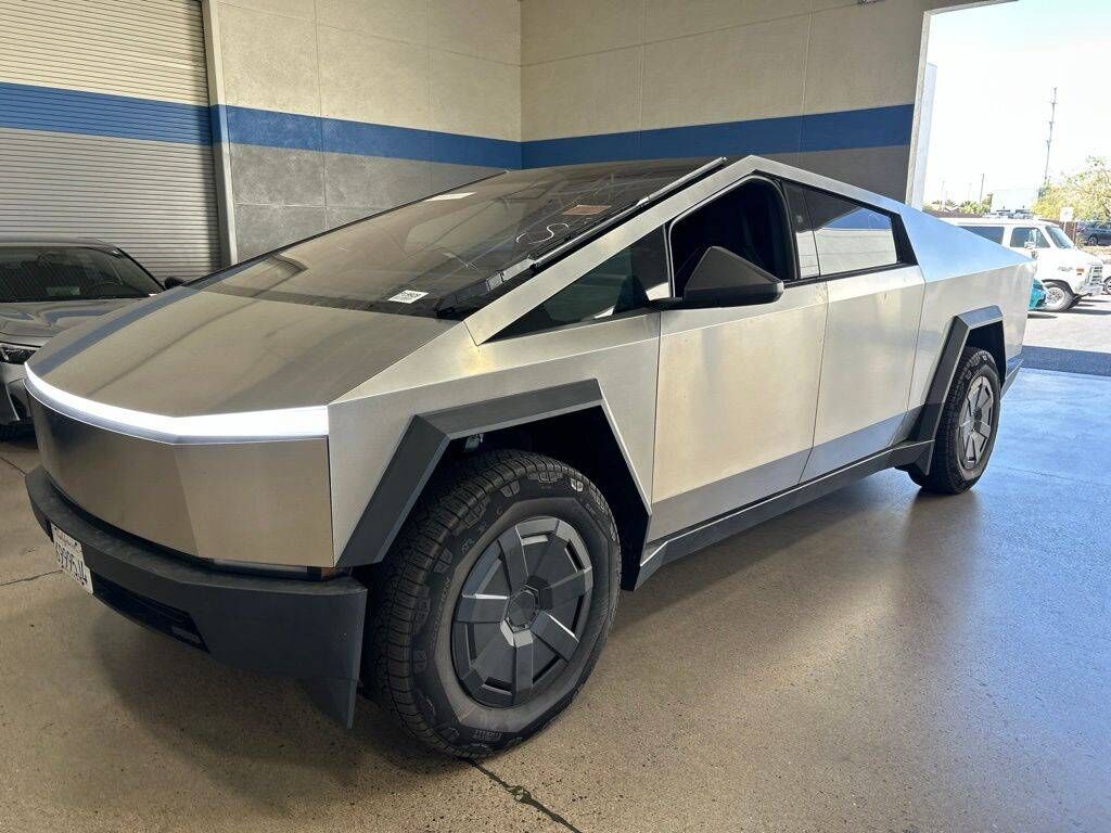 2025 TESLA Cybertruck