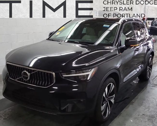 2025 VOLVO XC40