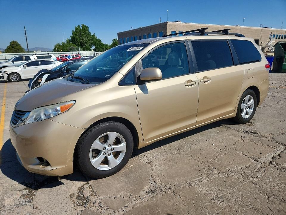 2013 TOYOTA Sienna
