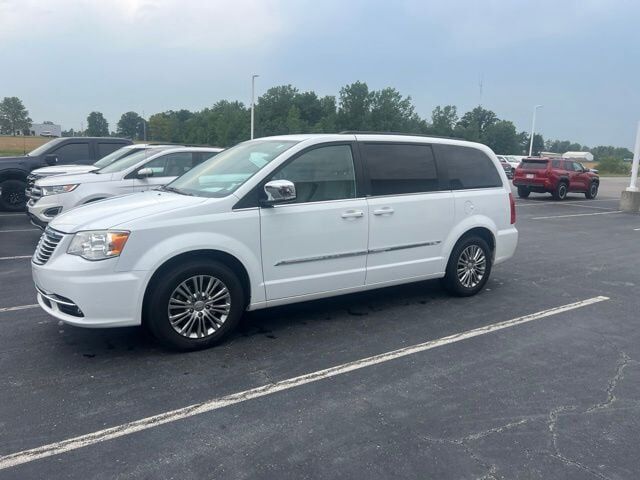2014 CHRYSLER Town and Country