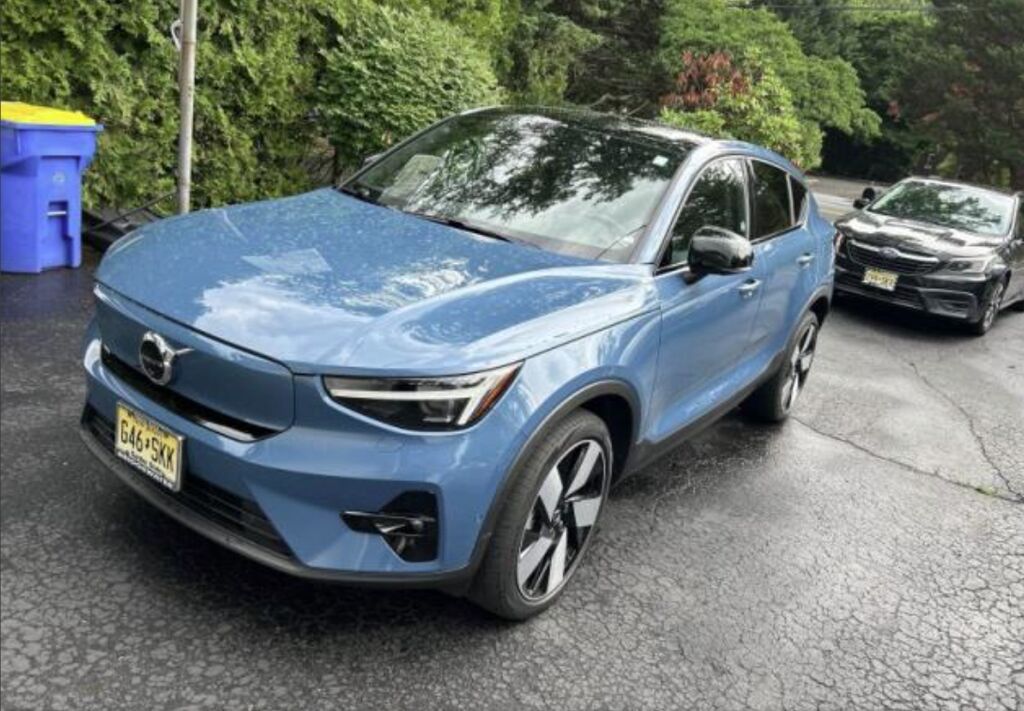 2023 VOLVO C40