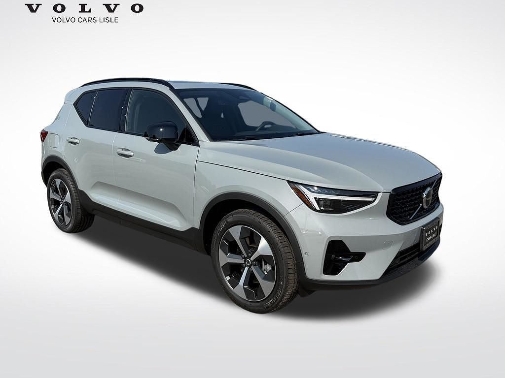 2026 VOLVO XC40