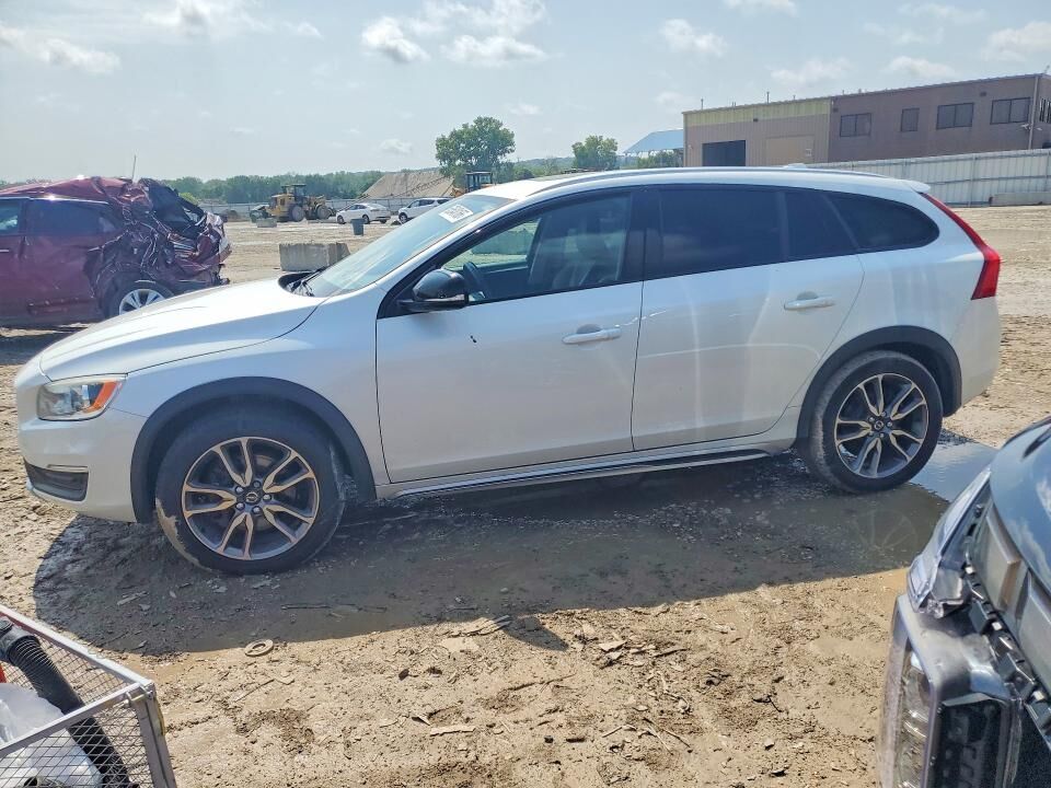 2016 VOLVO V60CC