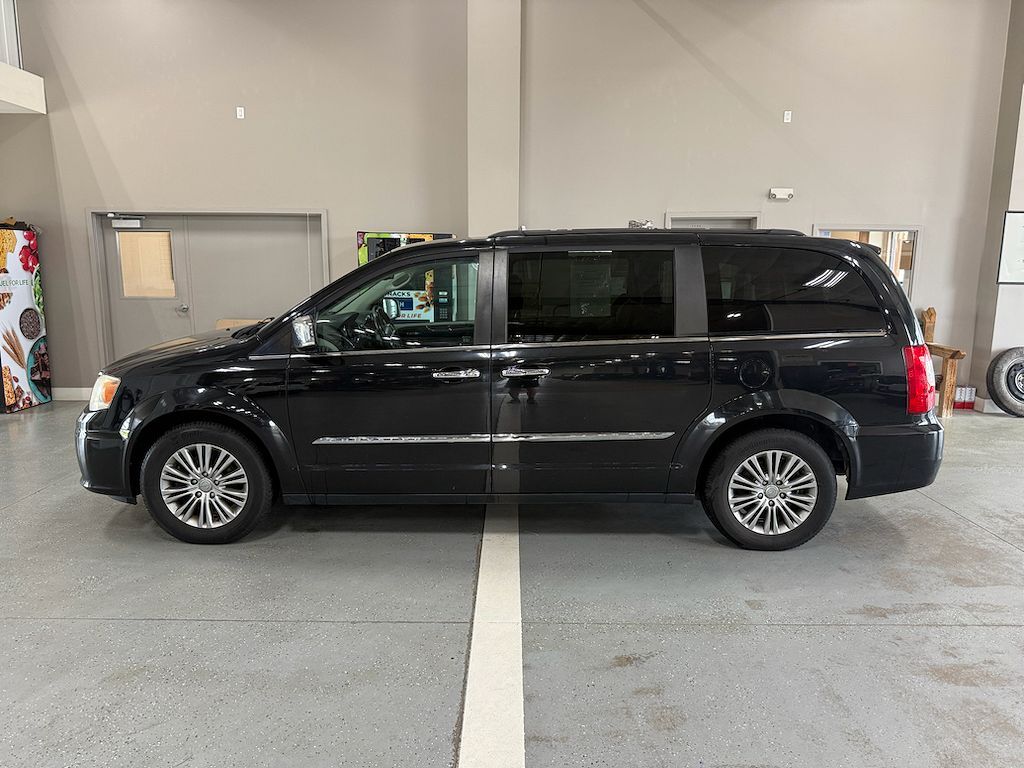 2014 CHRYSLER Town and Country