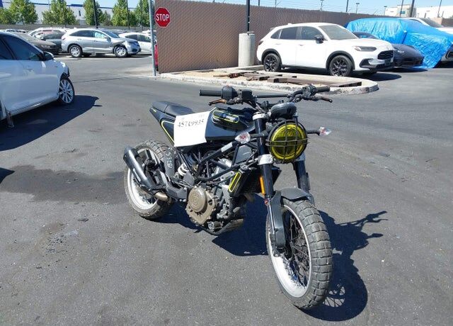 2019 HUSQVARNA Svartpilen 401