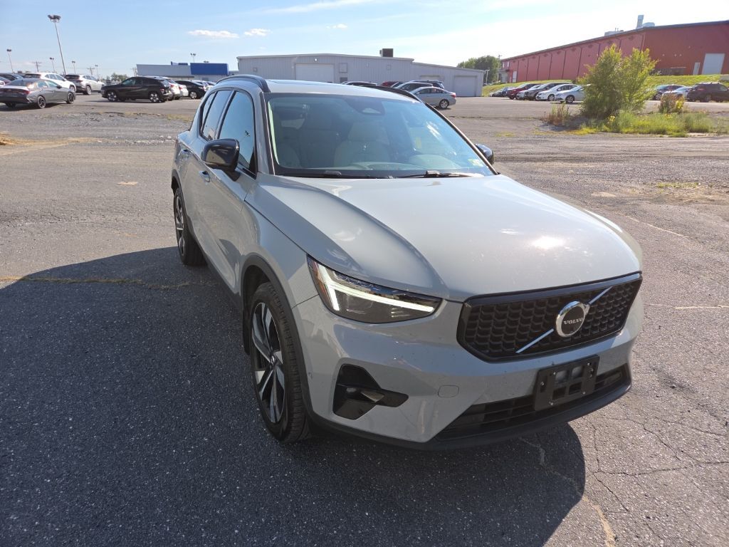 2024 VOLVO XC40