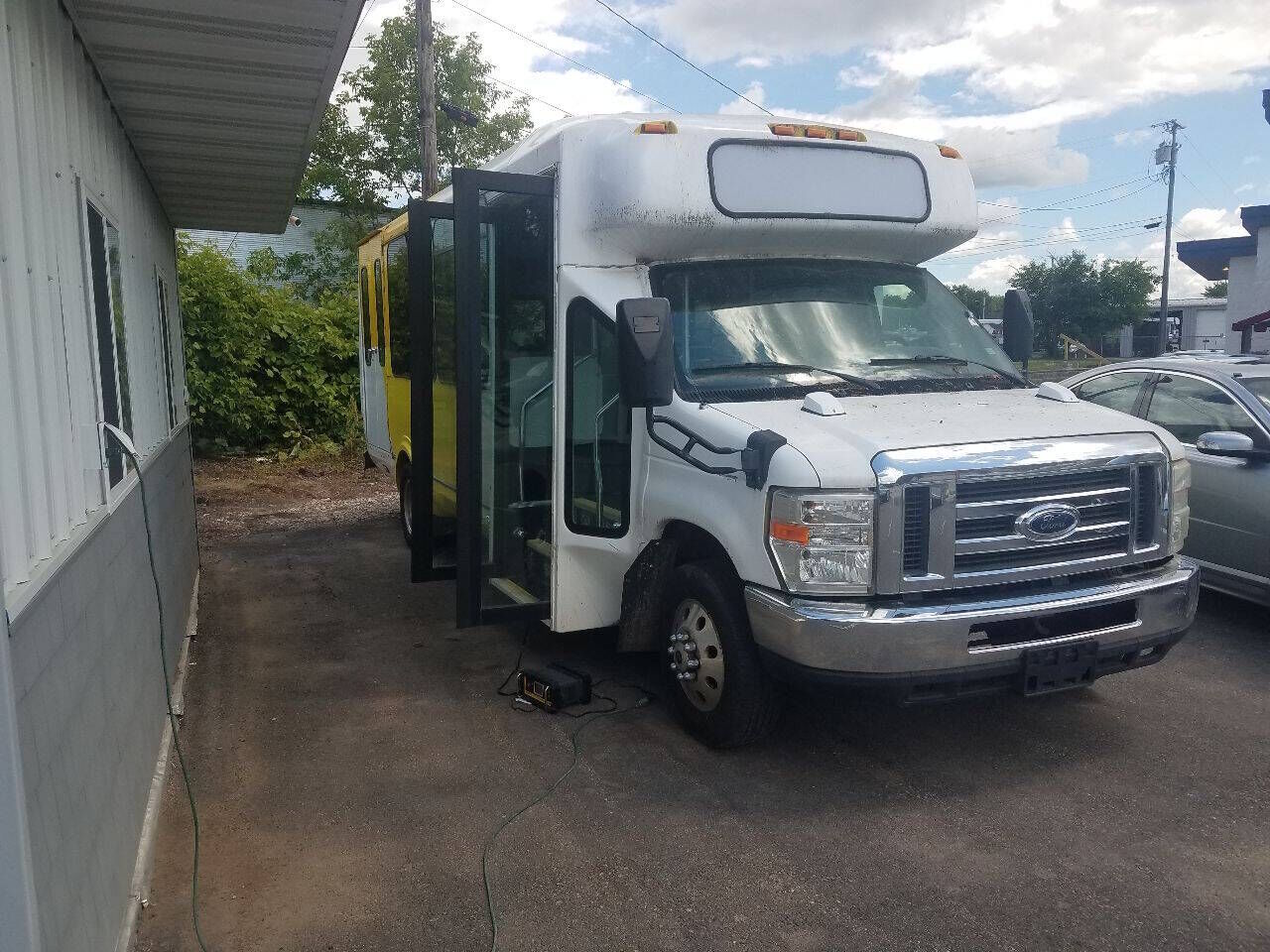 2010 FORD E-450