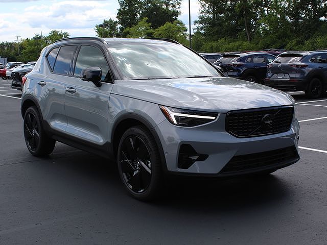 2026 VOLVO XC40