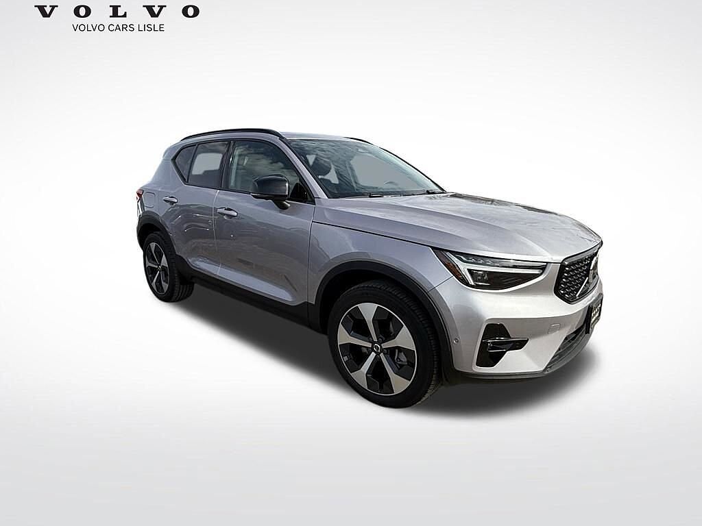 2026 VOLVO XC40