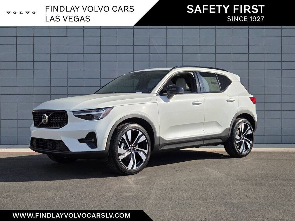 2026 VOLVO XC40