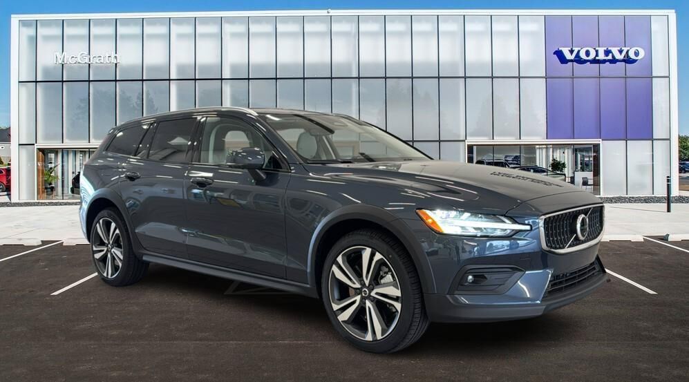 2026 VOLVO V60CC