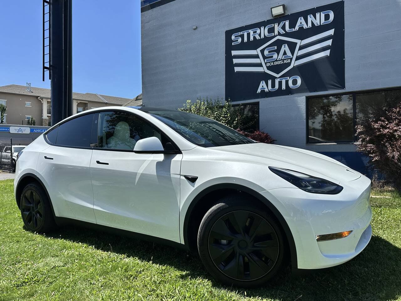 2025 TESLA Model Y