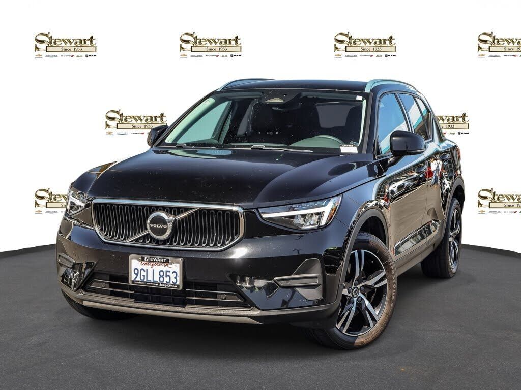 2023 VOLVO XC40