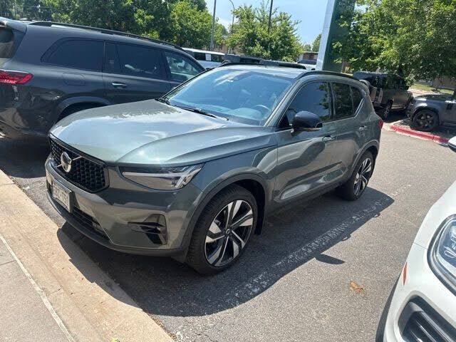2026 VOLVO XC40