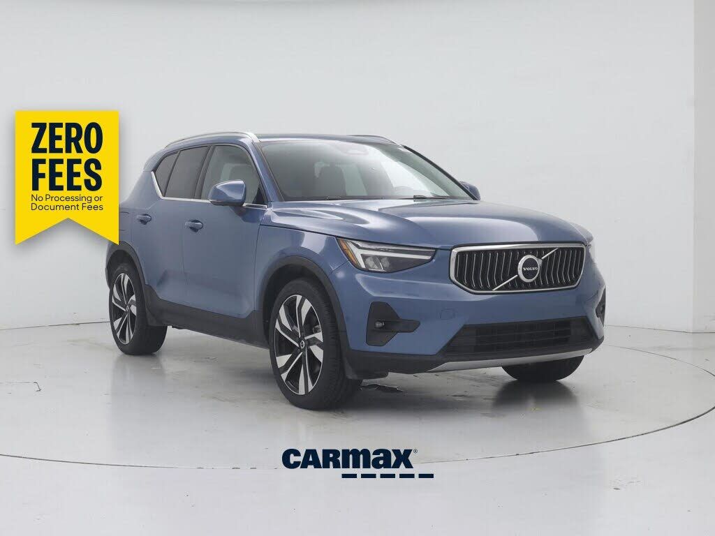 2023 VOLVO XC40