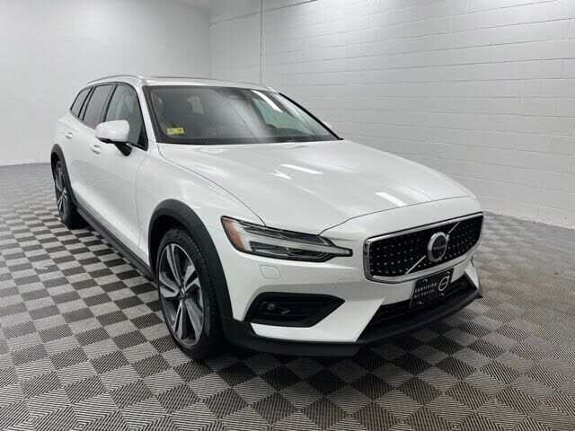2025 VOLVO V60CC
