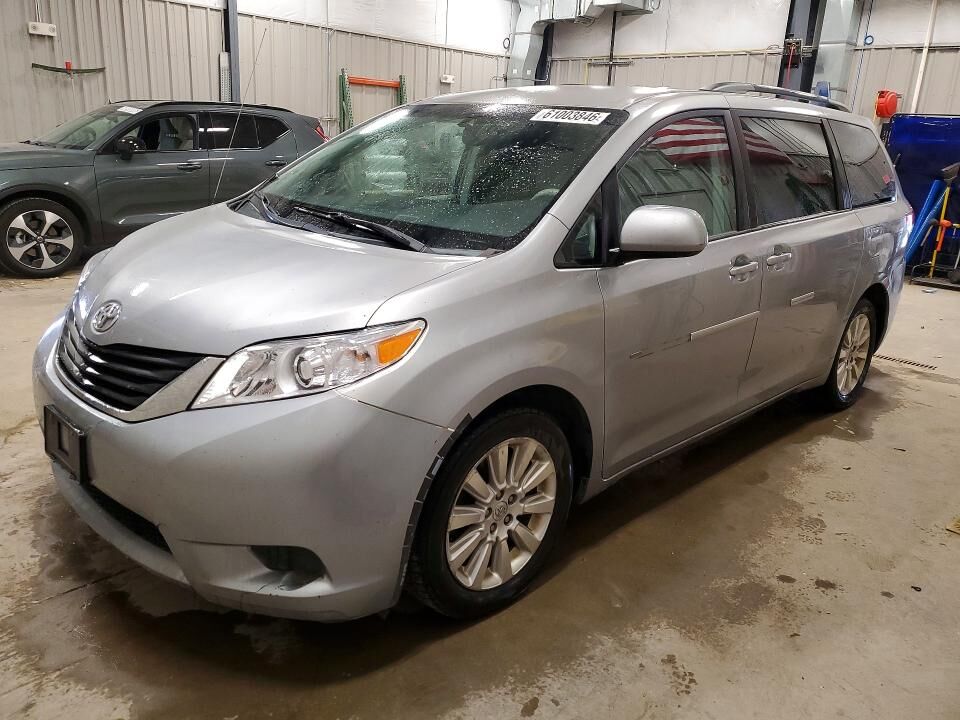 2011 TOYOTA Sienna