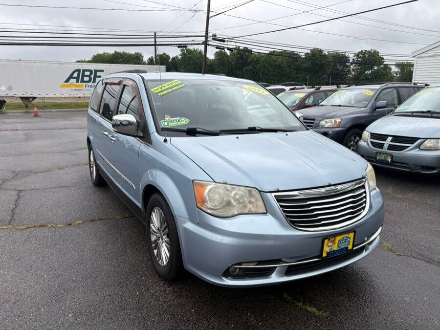 2013 CHRYSLER Town and Country