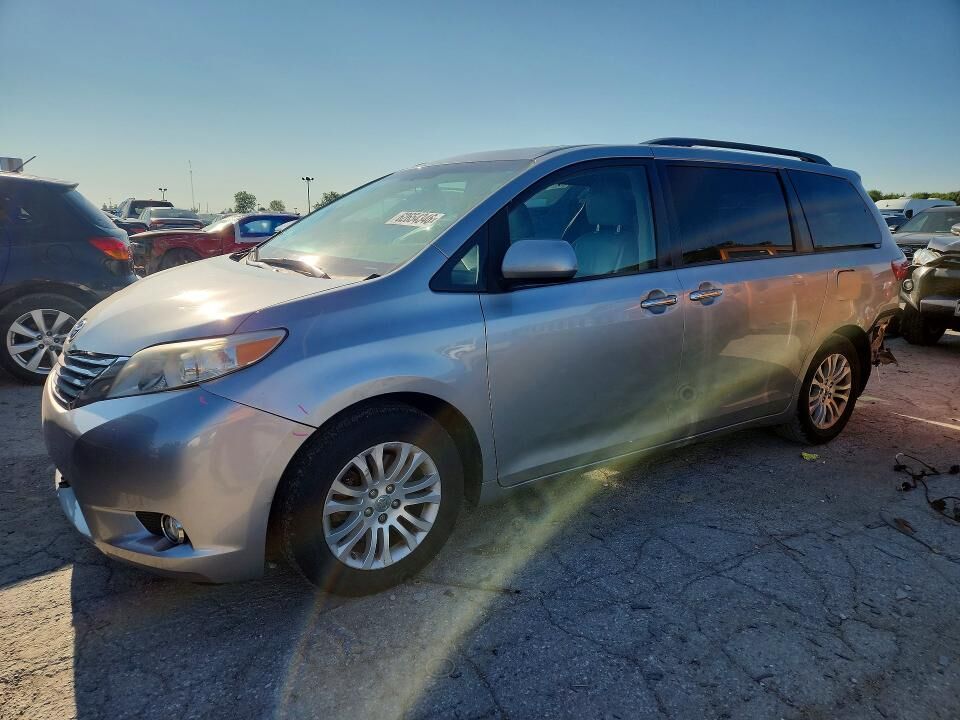 2016 TOYOTA Sienna