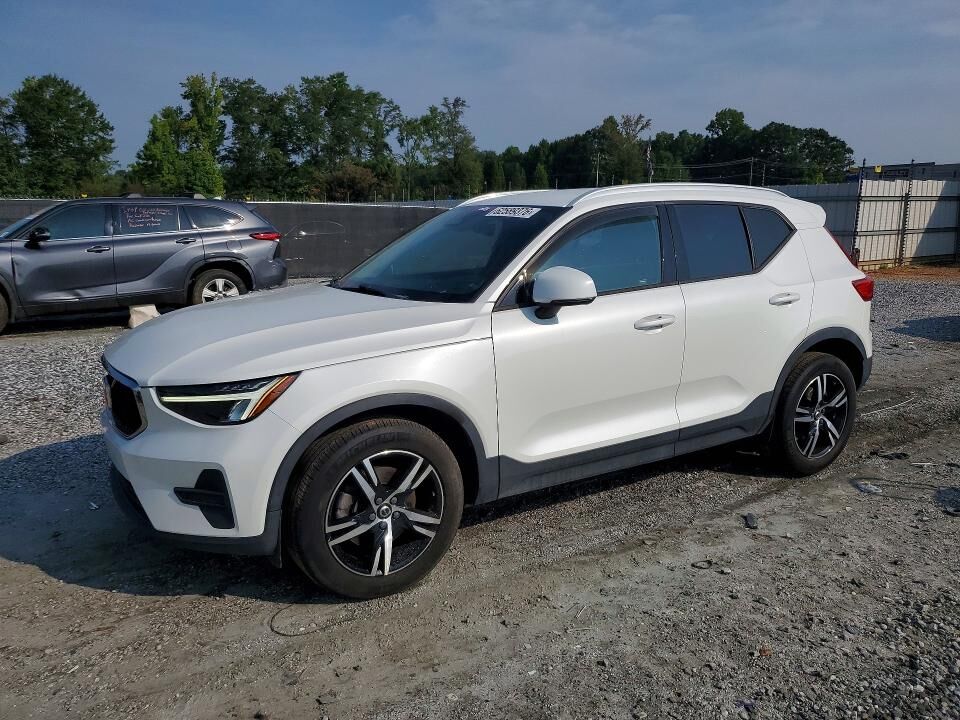 2023 VOLVO XC40