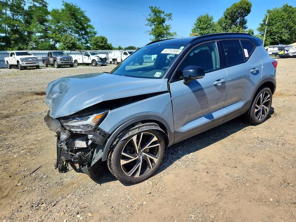 2021 VOLVO XC40